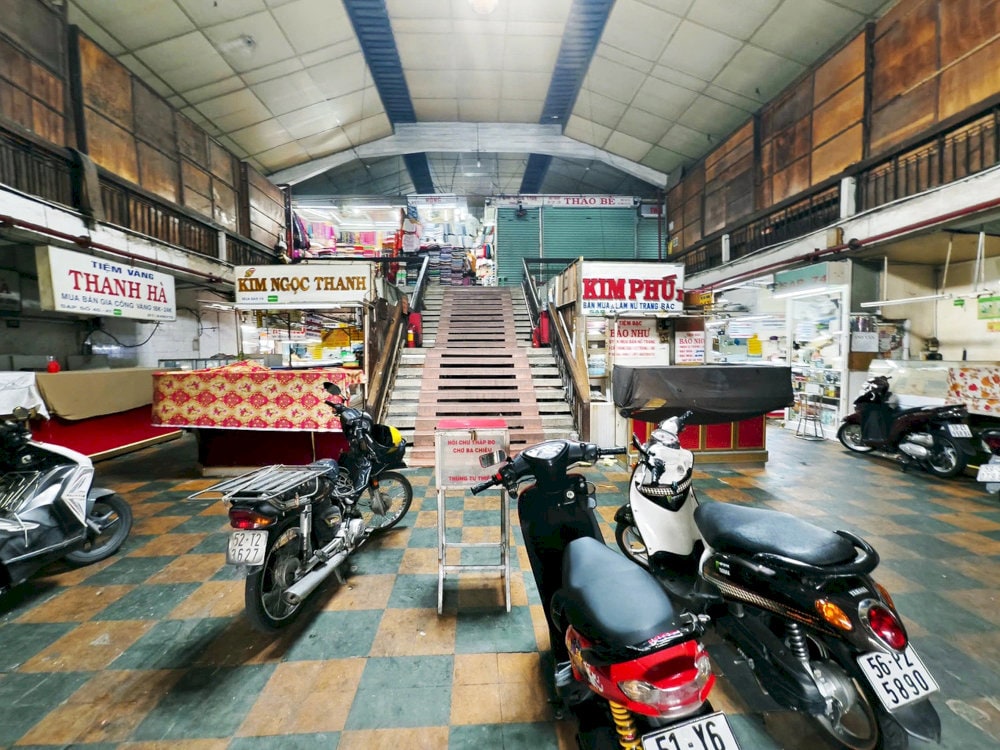 Bạn có thể di chuyển đến chợ Bà Chiểu dễ dàng bằng xe máy và gửi xe ở khu vực bên ngoài chợ
